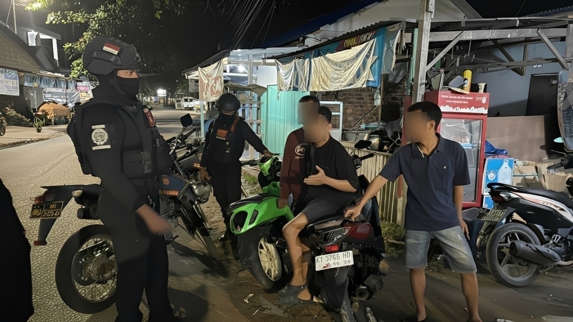 Petugas menindak aksi balapan liar di kawasan Taman Tiga Generasi, Balikpapan, Senin (22 Desember 2025).