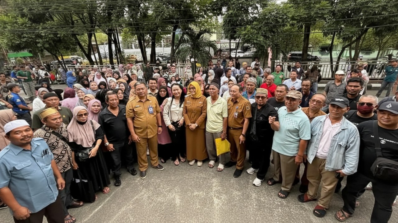 Puluhan pedagang Pasar Pagi Samarinda membawa SKTUB saat aksi di Kantor Disdag, menuntut kepastian lapak dan relokasi.