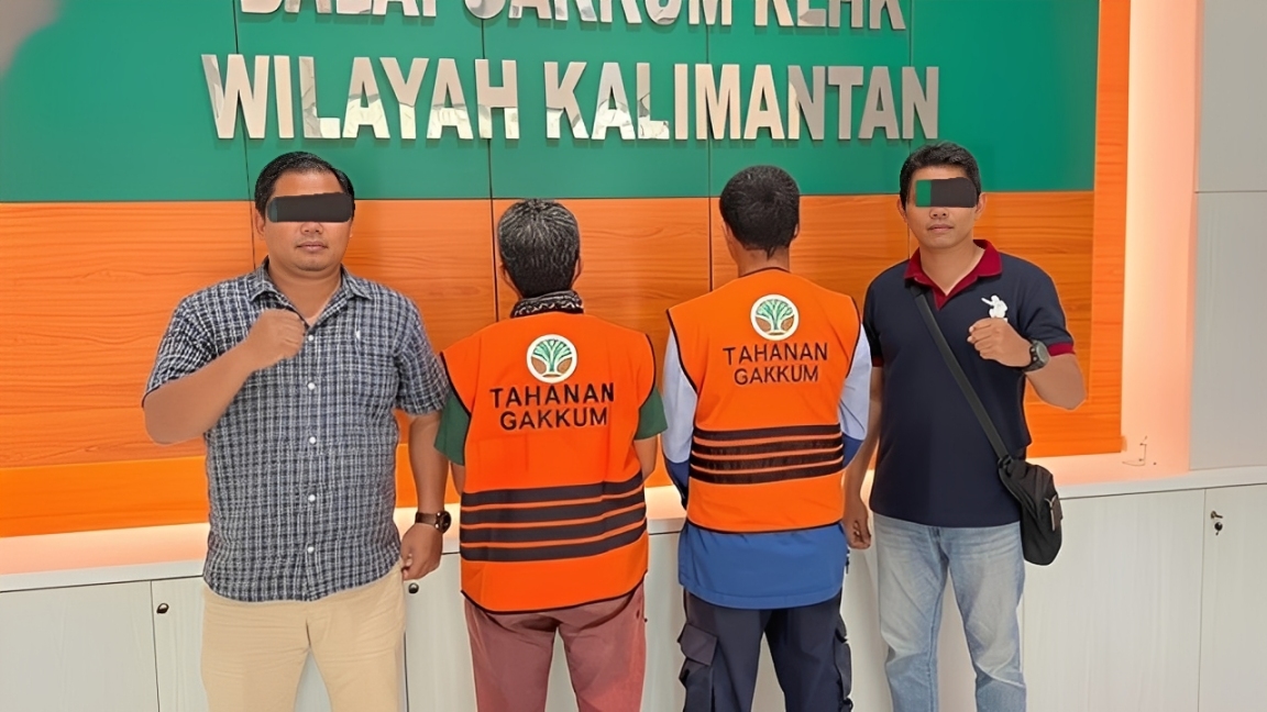 Dua tersangka kasus pembukaan lahan ilegal diamankan petugas Balai Penegakan Hukum Kehutanan Wilayah Kalimantan, Senin (22 Desember 2025).