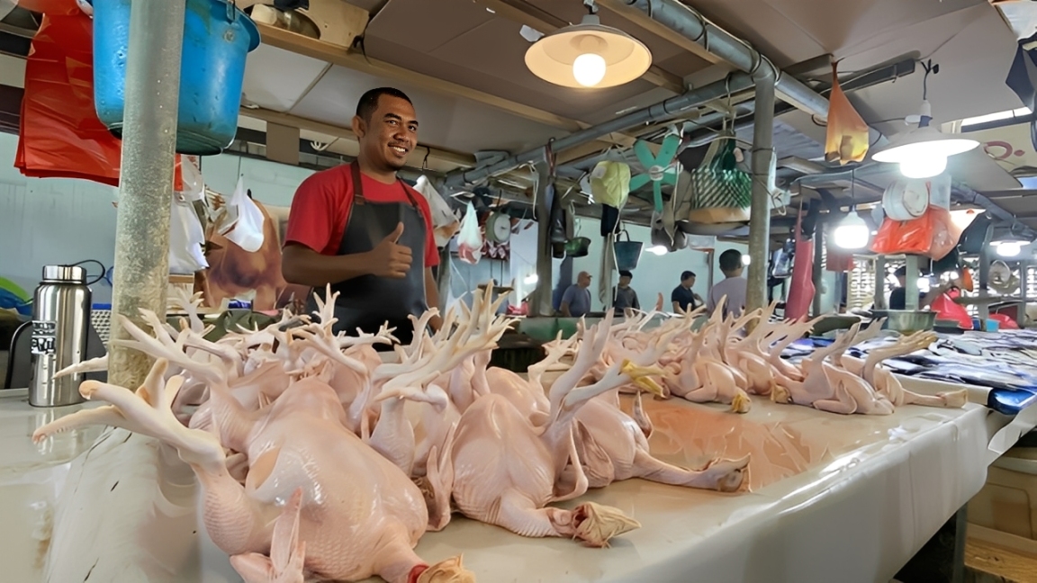 Salah satu pedagang ayam di Pasar Klandasan, Balikpapan.