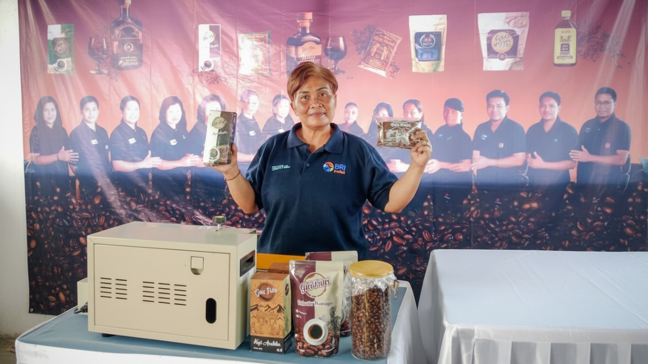 Salah satu anggota KWT Amerta Giri menunjukkan produk kopi lokal nya.