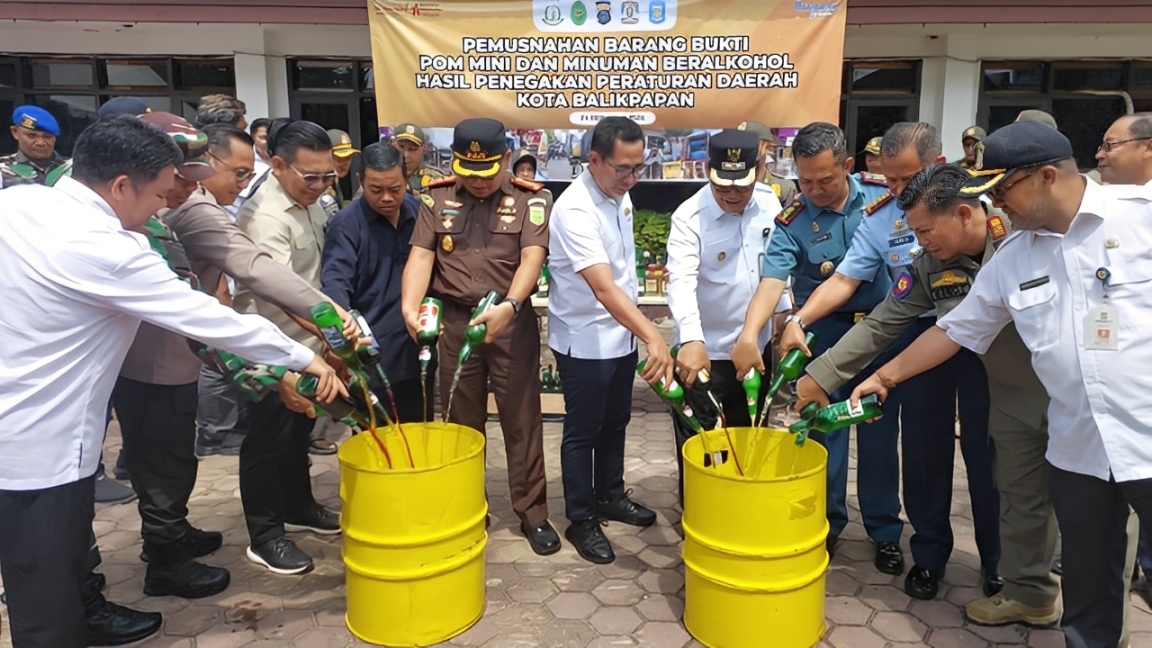 Proses pemusnahan ribuan minuman beralkohol dan pom mini ilegal hasil penegakan Perda di Kota Balikpapan, Rabu (24 Desember 2025).