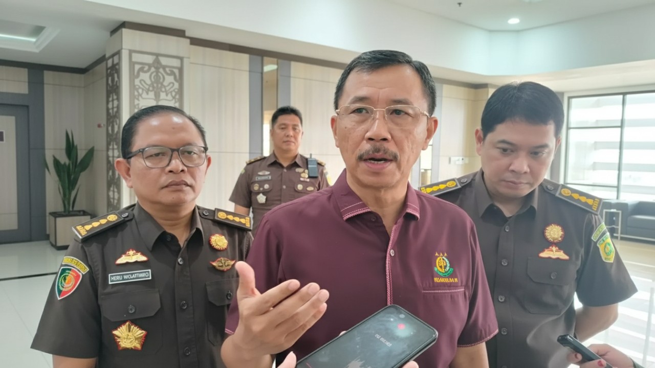 Kepala Kejati Kaltim Supardi saat bincang santai dengan Pemprov Kaltim, menegaskan komitmen proyek bersih dan antikorupsi.