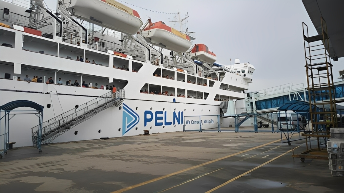 Kapal PELNI sandar di Pelabuhan Semayang, Balikpapan.