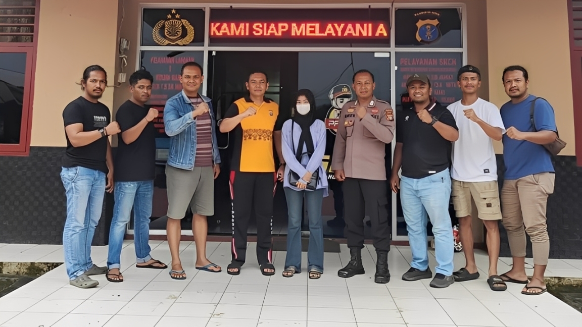 Petugas kepolisian saat mengamankan tersangka kasus penipuan di Kutai Kartanegara.