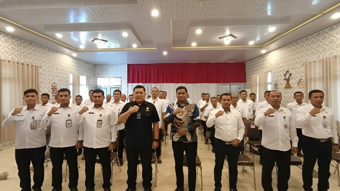 Sesi foto bersama usai penyerahan Remisi Natal 2025 kepada warga binaan di Lapas Samarinda, Kamis (25 Desember 2025).