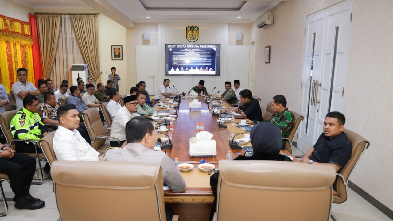 Suasana rapat koordinasi Forkopimda Banda Aceh membahas pengamanan Nataru dan larangan perayaan Tahun Baru 2026.