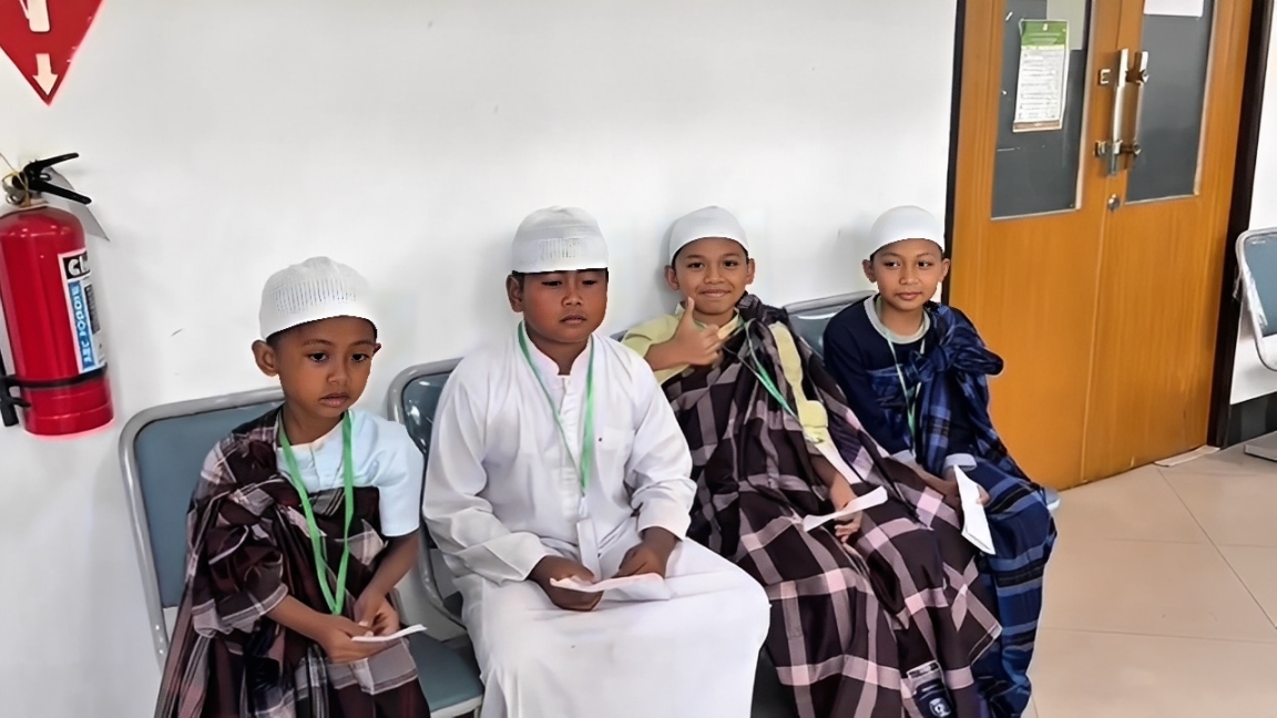 Sejumlah peserta sunat massal menunggu giliran di Klinik Ibnu Sina, Balikpapan, Kamis (25 Desember 2025).