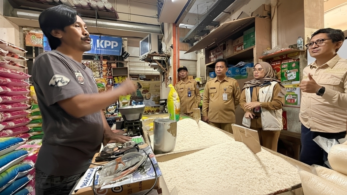 Tim Satgas Pangan melakukan sidak di salah satu lapak pedagang di Pasar Pandansari, Balikpapan, Rabu (24 Desember 2025).