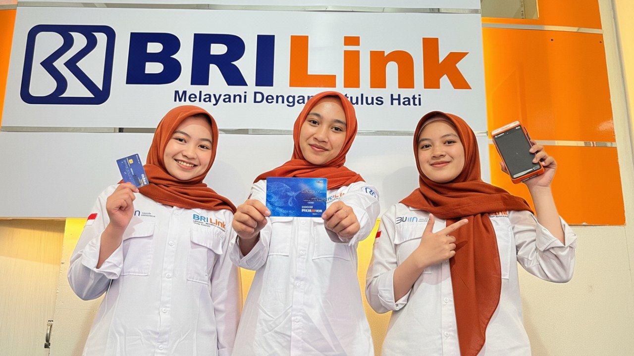 BRILink Agen melayani transaksi warga di Penibrilink Dusun Sidomulyo, simbol akses keuangan desa yang makin dekat.