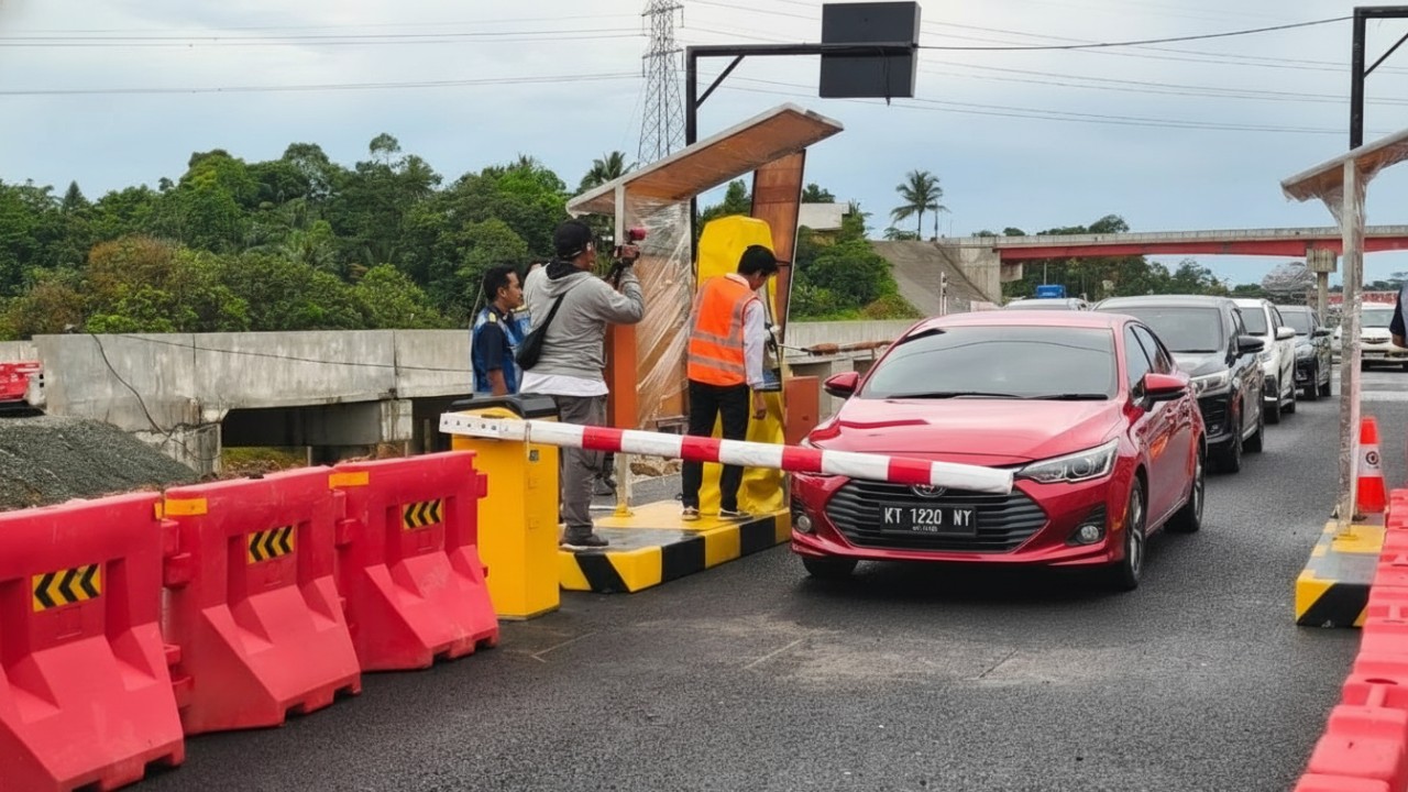 Antrean kendaraan roda empat di pintu Tol Balikpapan&ndash;IKN saat puncak arus Natal 2025, memperlihatkan antusiasme pengguna jalan.