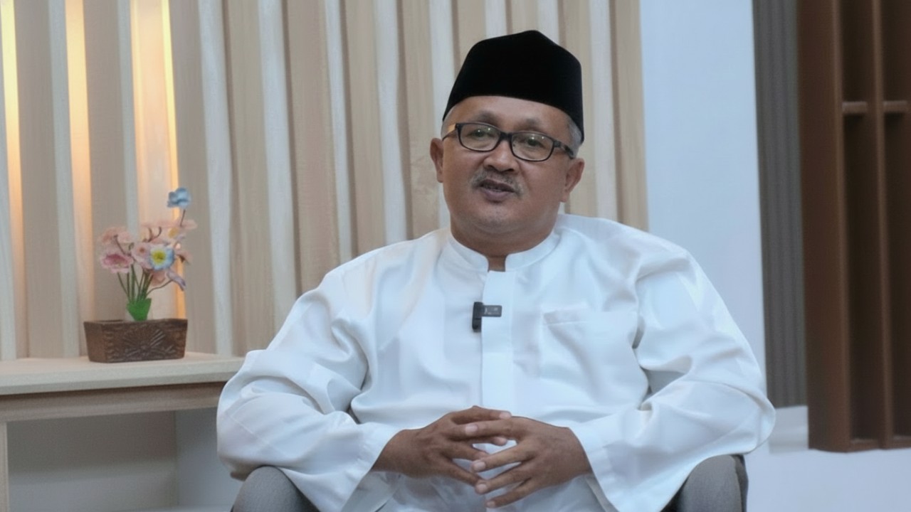 Ustaz Imam Waros menjadi narasumber program Cahaya Qolbu di Studio Balikpapan TV, Jumat (26 Desember 2025).
