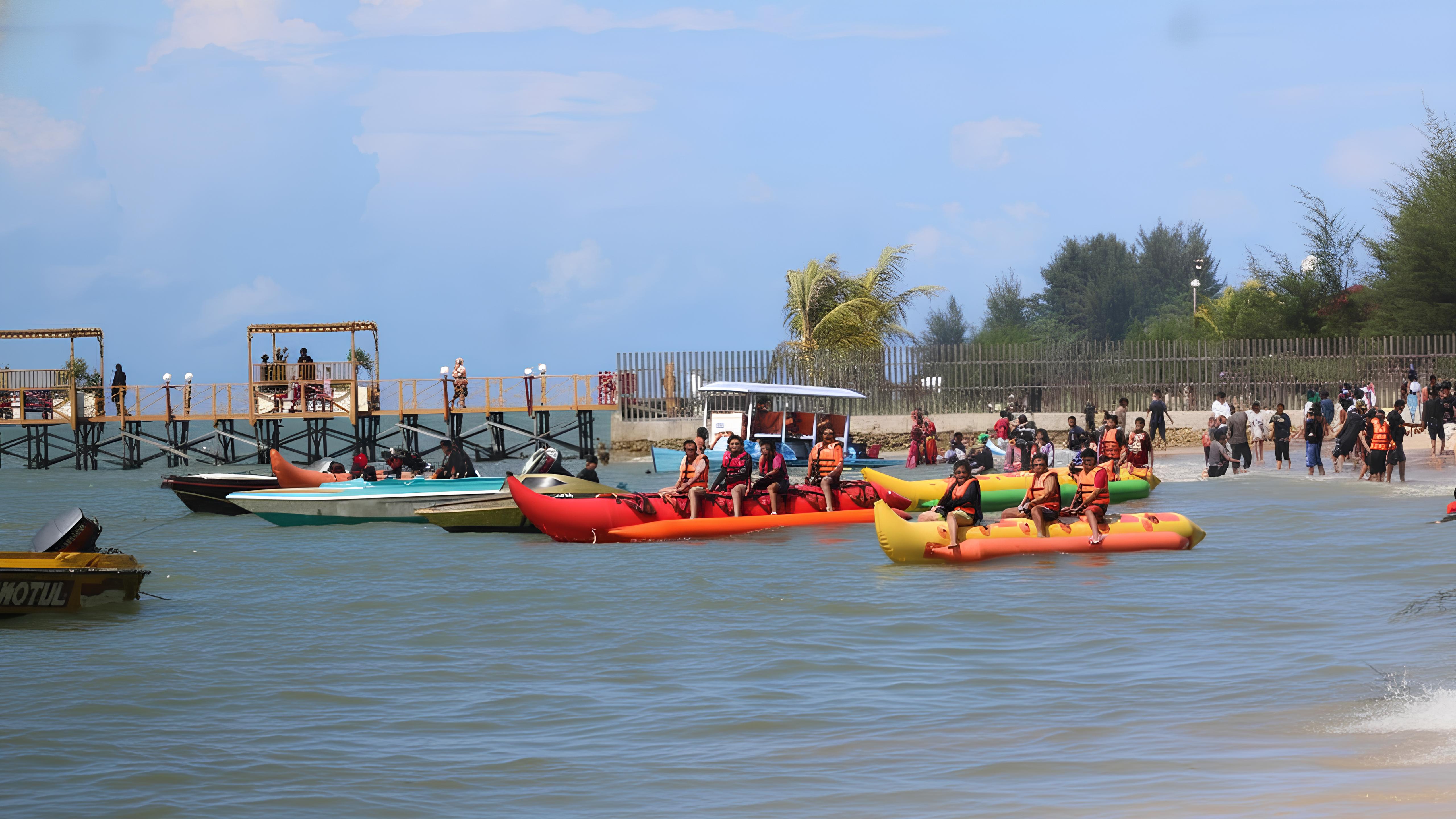 Suasana wisatawan yang menikmati libur akhir tahun 2025 di Pantai Manggar, Balikpapan.
