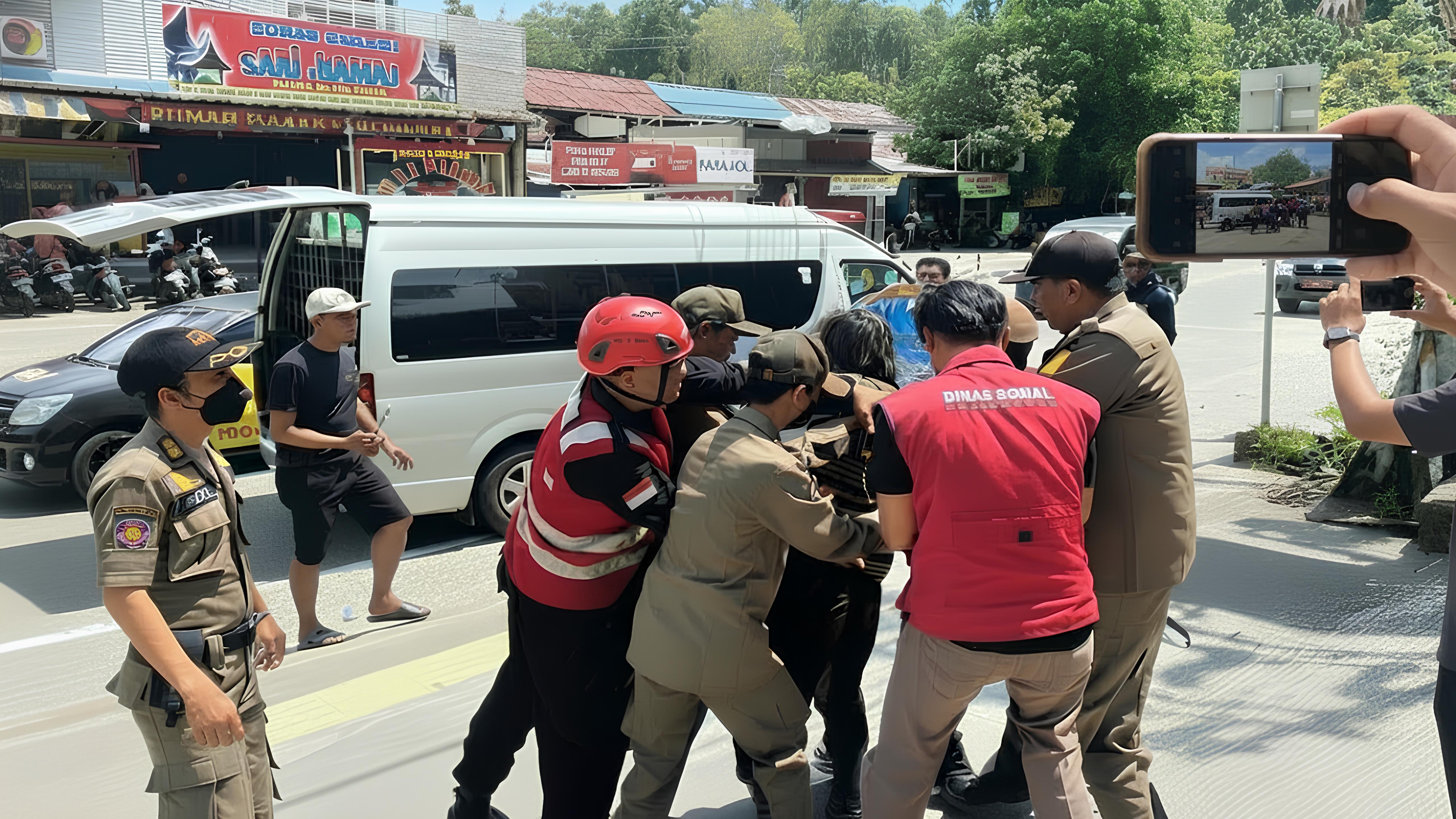 Petugas mengamankan ODGJ yang mengamuk di Balikpapan, Jumat (26 Desember 2025).