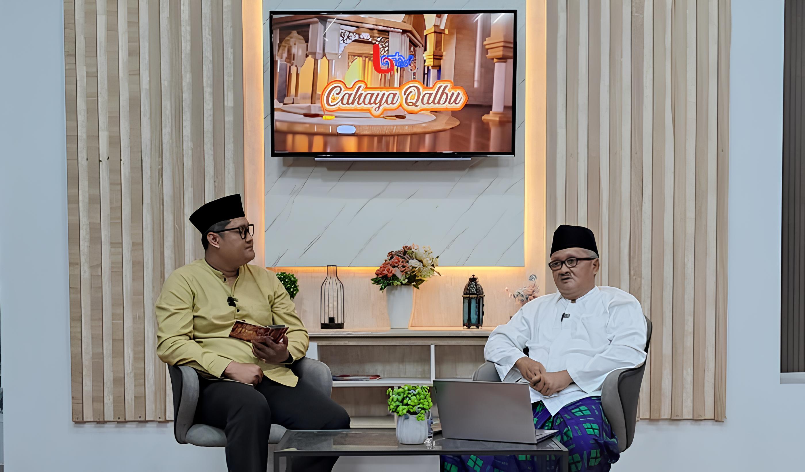 Ustaz Imam Waroz berdialog dengan host membahas muhasabah menjelang akhir tahun 2025 di Studio Balikpapan TV, Jumat (26 Desember 2025).