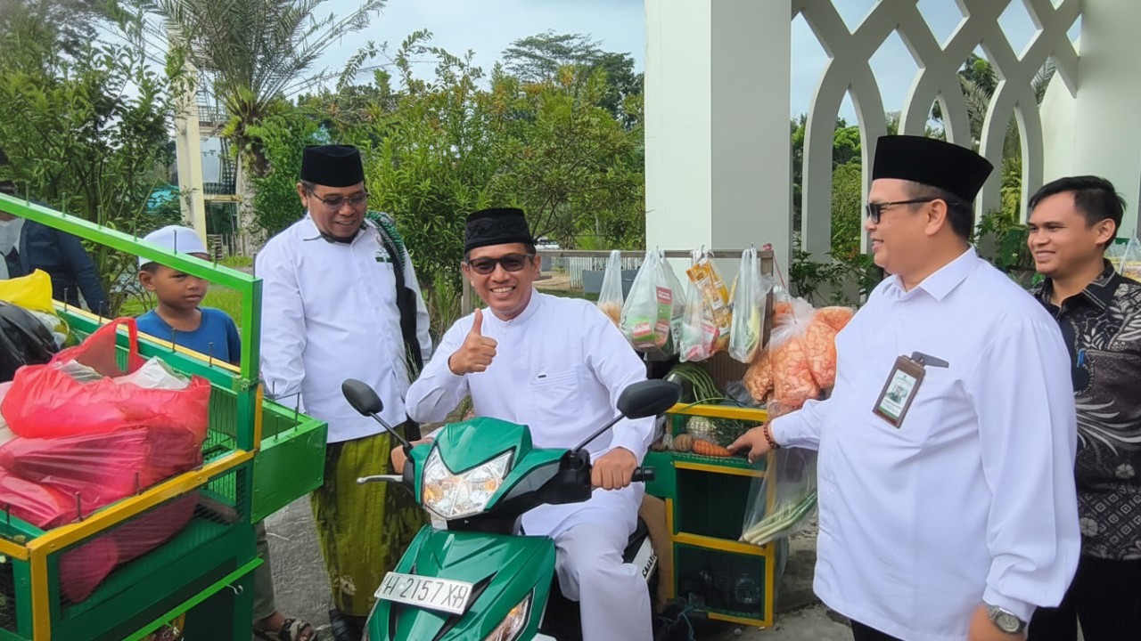 Wali Kota Balikpapan Rahmad Masud mencoba motor yang di salurkan kepada pedagang sayur keliling, Jumat (26 Desember 2025).