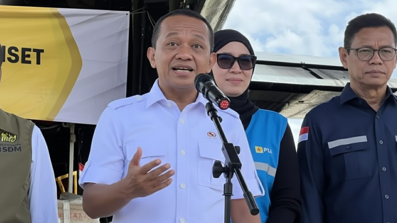 Menteri Energi dan Sumber Daya Mineral (ESDM) Bahlil Lahadalia memberi keterangan di Pangkalan TNI AU (Lanud) Halim Perdanakusuma,