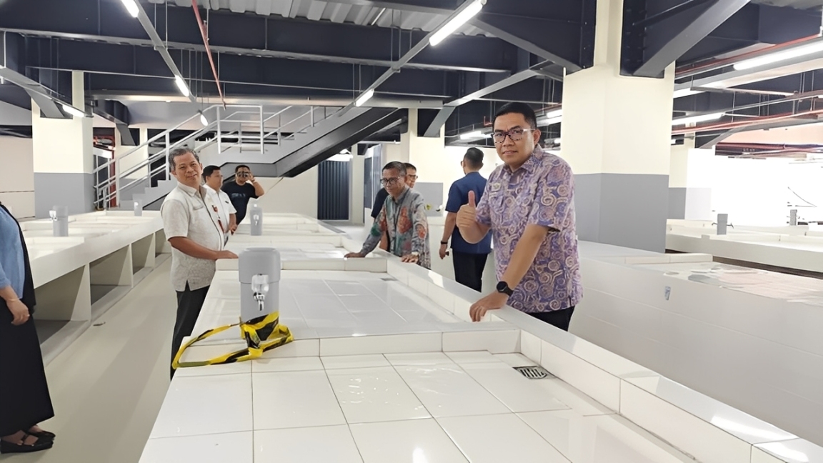 Wali Kota Samarinda Andi Harun meninjau lapak pedagang di Pasar Pagi Samarinda.