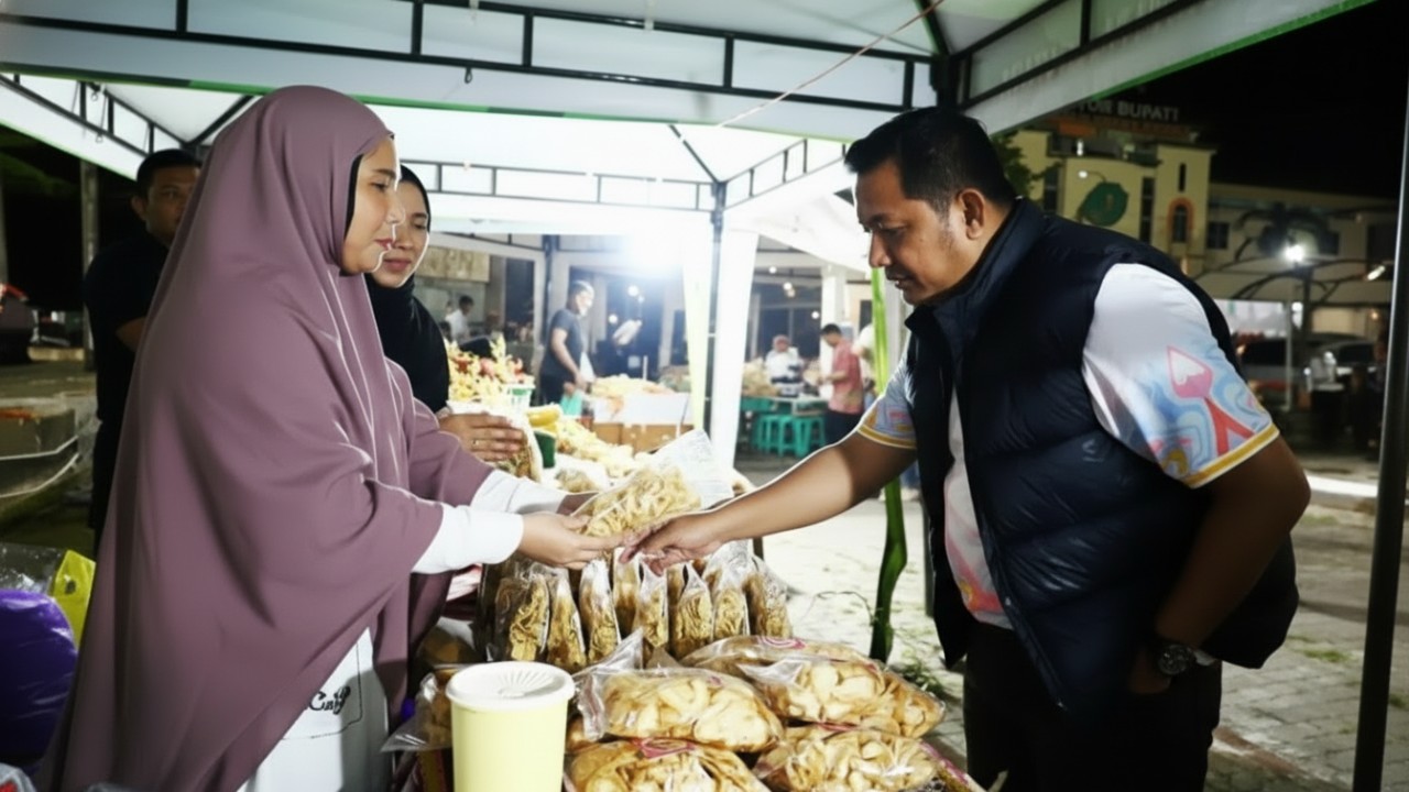 Bupati PPU Mudyat Noor menyapa pedagang UMKM di area Kantor Bupati PPU dalam suasana santai dan penuh dialog.