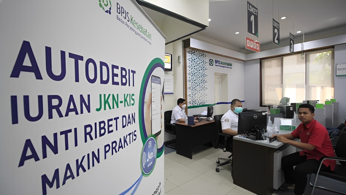 Seorang warga mengurus layanan kepesertaan JKN di Kantor BPJS Kesehatan.