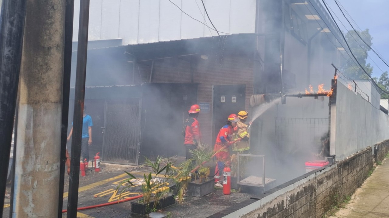 Kondisi petugas pemadam saat menjinakkan api di Mie Gacoan MT Haryono Balikpapan, Minggu siang.