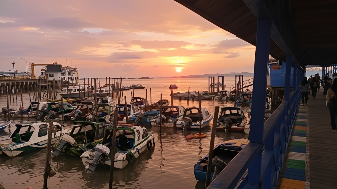 Suasana sore di Dermaga Speedboat Penajam.