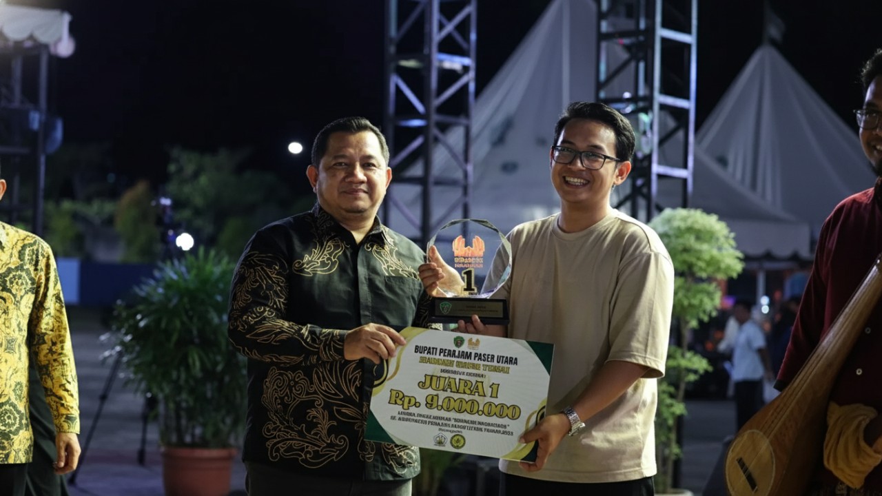 Suasana malam puncak Gebyar Gerbang Nusantara 2025 di Lapangan Kantor Bupati PPU dengan panggung penghargaan dan seni budaya yang semarak.
