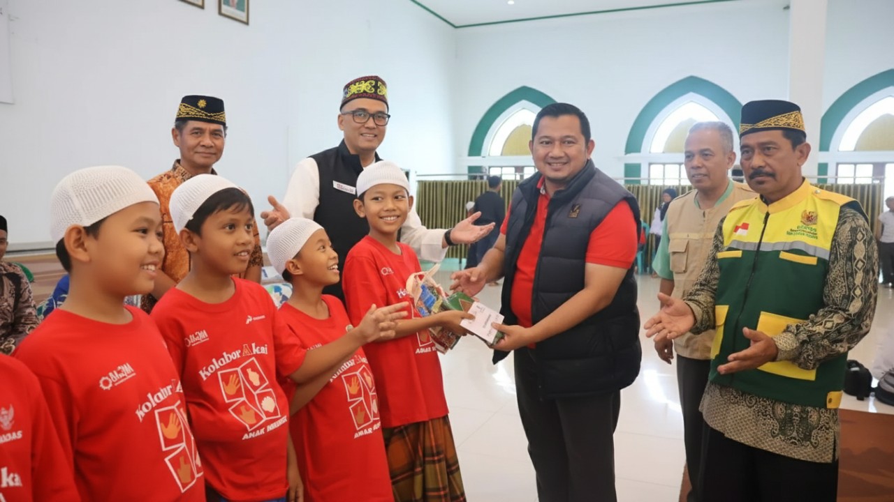 Suasana khitan massal 2025 di Aula Masjid Islamic Center Penajam yang dihadiri Bupati PPU dan peserta anak-anak.