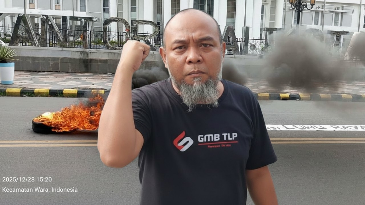 Aksi bakar ban di depan Kantor Wali Kota Palopo sebagai simbol tuntutan pembentukan Provinsi Luwu Raya.