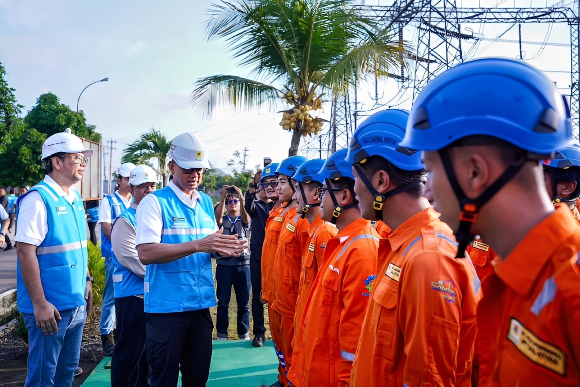Direktur Utama PLN Darmawan Prasodjo (keempat dari kiri) memberikan arahan kepada petugas saat peninjauan sistem kelistrikan di Aceh.
