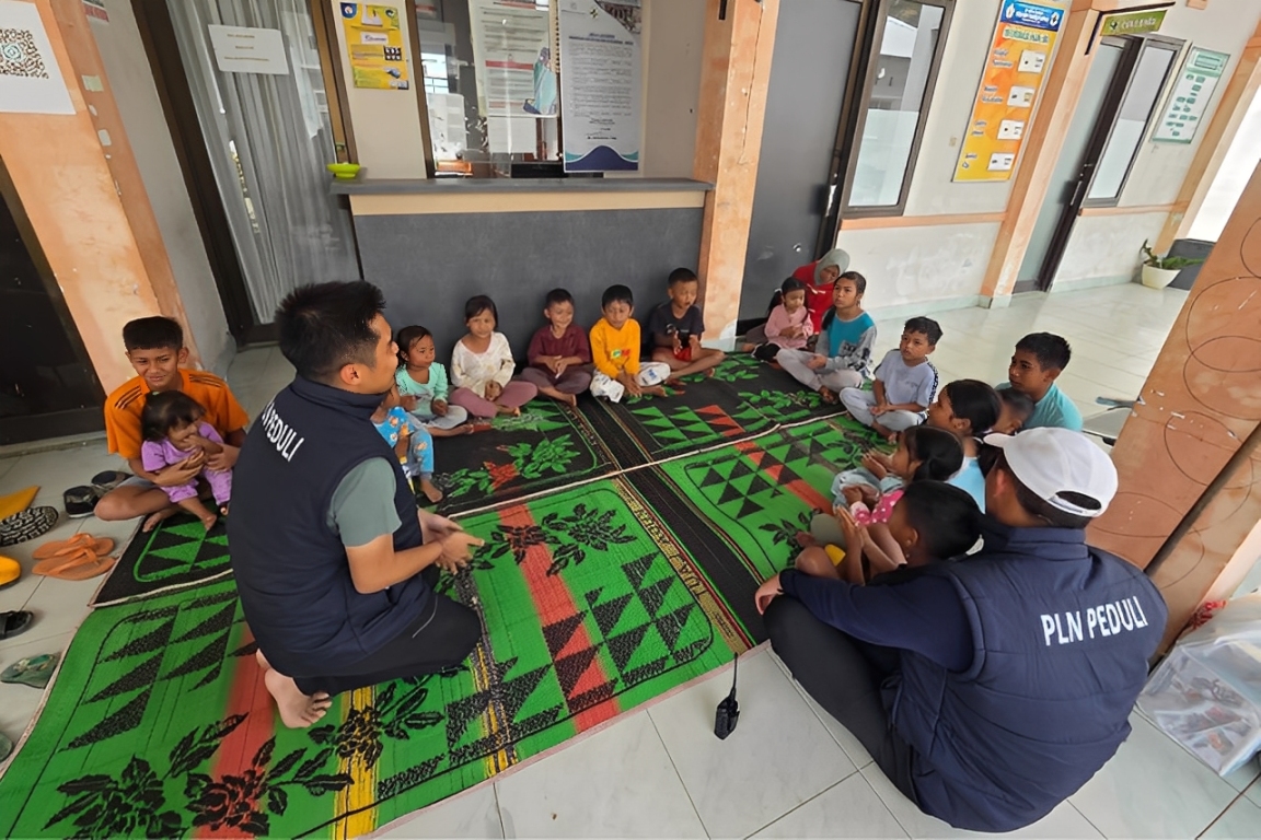 Relawan PLN mendampingi anak-anak terdampak bencana di Takengon, Aceh, melalui kegiatan trauma healing dalam Employee Volunteering Program.