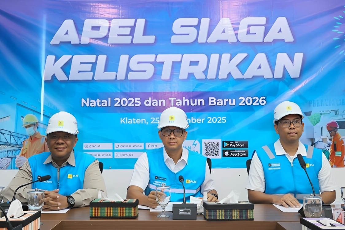 Direktur Utama PLN, Darmawan Prasodjo (tengah).