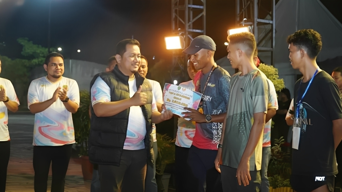 Bupati PPU, Mudyat Noor, menyerahkan penghargaan kepada peserta di Malam Penganugerahan PPU Innovation Award 2025 dan Gebyar Gerbang Nusantara 2025, Sabtu (27 Desember 2025).