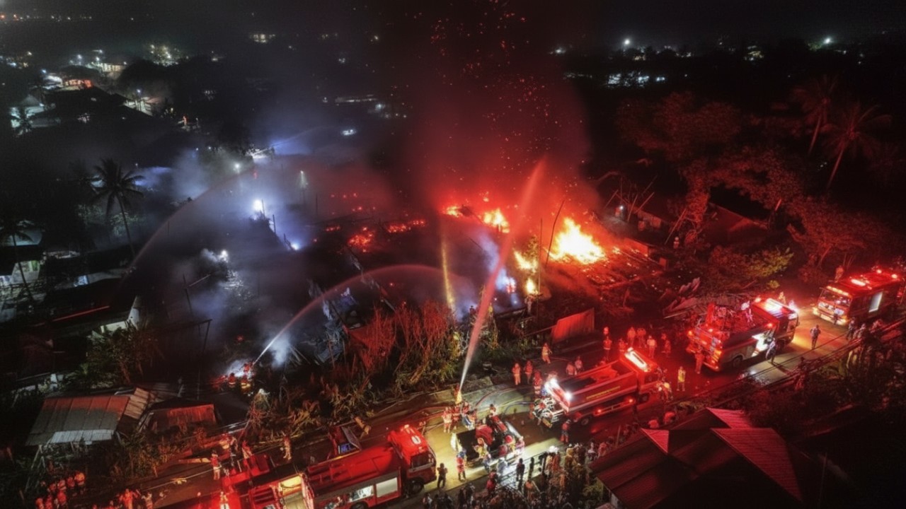 Kondisi mes perusahaan di Palaran Samarinda, petugas berjibaku memadamkan api agar tak merembet ke permukiman.