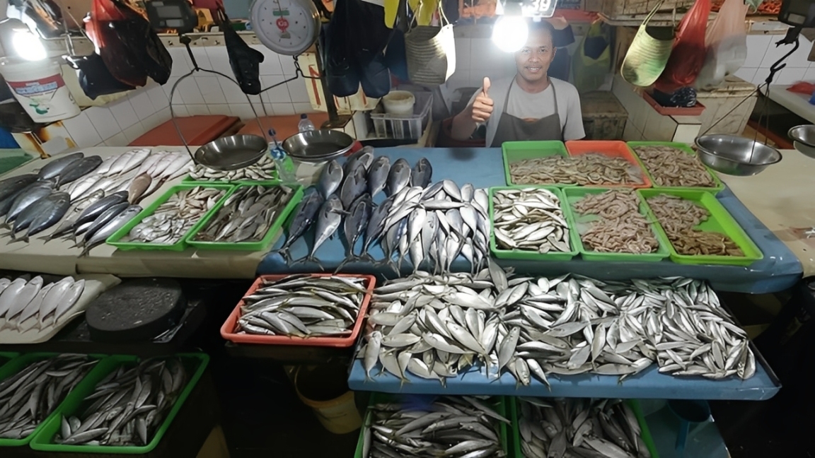 Salah satu pedagang ikan di Pasar Klandasan, Balikpapan.