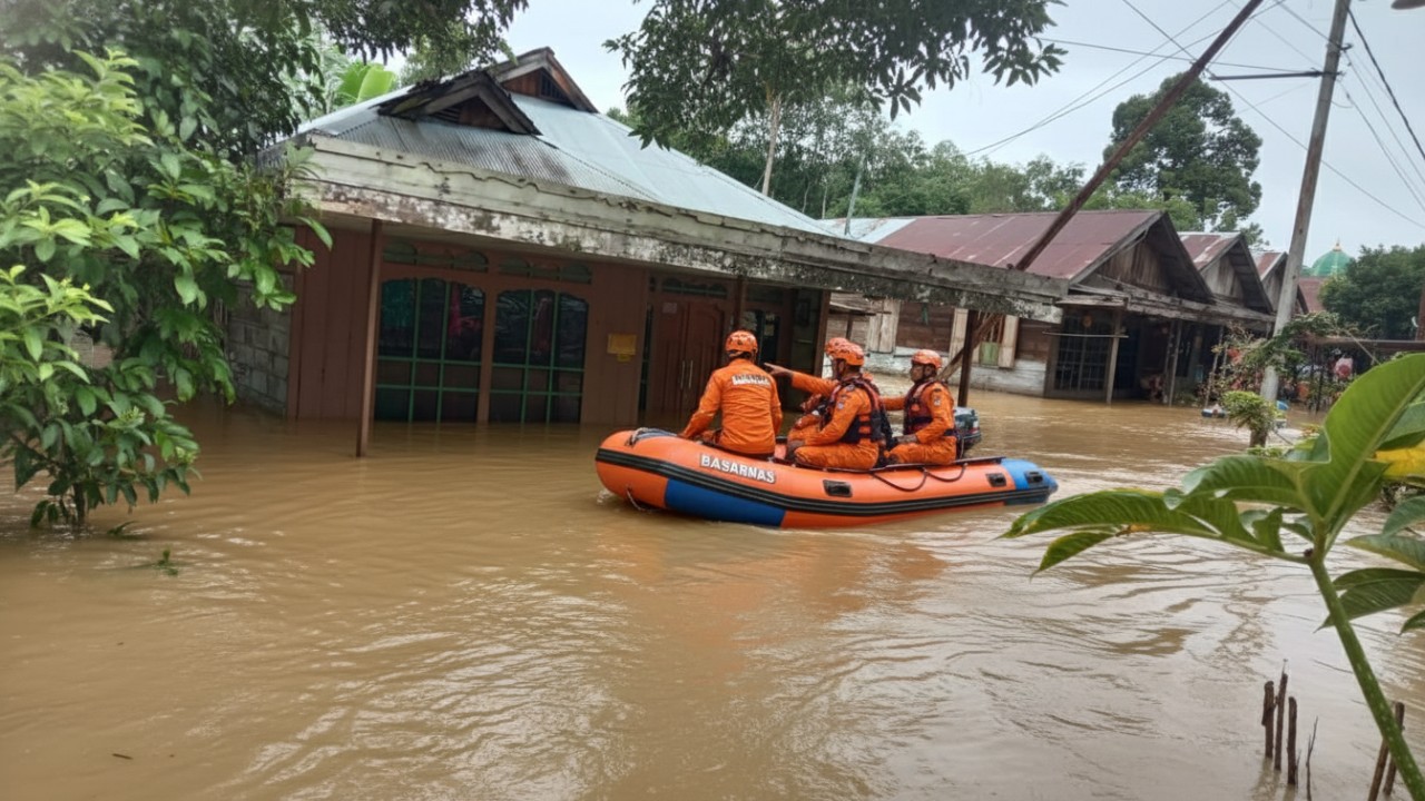 Kondisi banjir merendam permukiman warga di Kabupaten Balangan dengan genangan air masih terlihat di sejumlah desa.