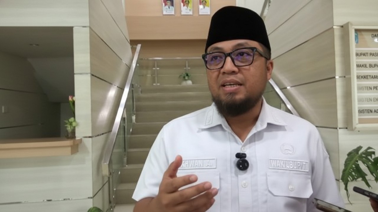 Wakil Bupati Paser Ikhwan Antasari meninjau kesiapan panitia HUT ke-66 di Halaman Kantor Bupati Paser, penuh pesan kebersamaan.