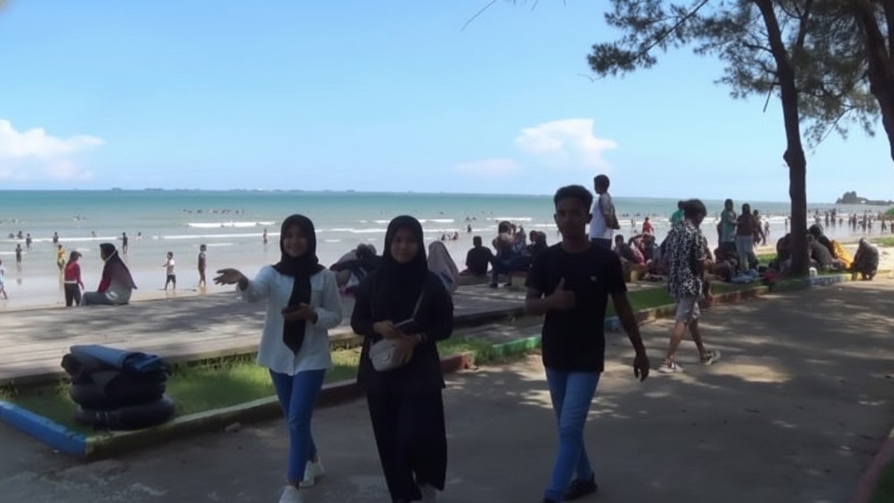 Suasana ramai Pantai Manggar Segara Sari Balikpapan saat libur Natal 2025, pengunjung memadati kawasan pantai.