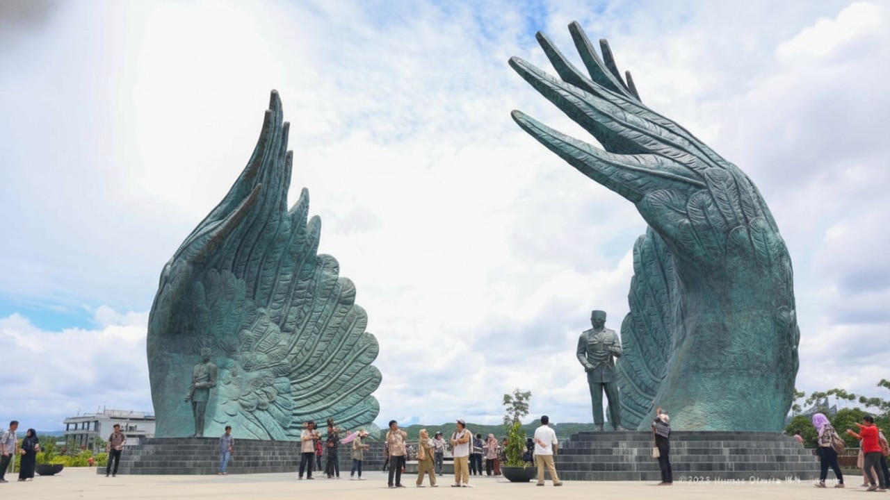 Suasana Plaza Seremoni IKN dipadati pengunjung saat libur Natal 2025, simbol antusiasme wisata baru Kaltim.