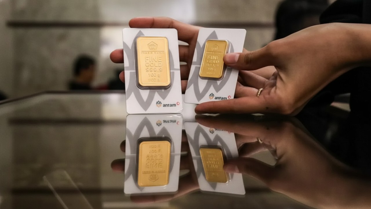 Emas batangan Antam berbagai ukuran dengan harga terbaru yang mencetak rekor, simbol nilai aset yang terus naik.