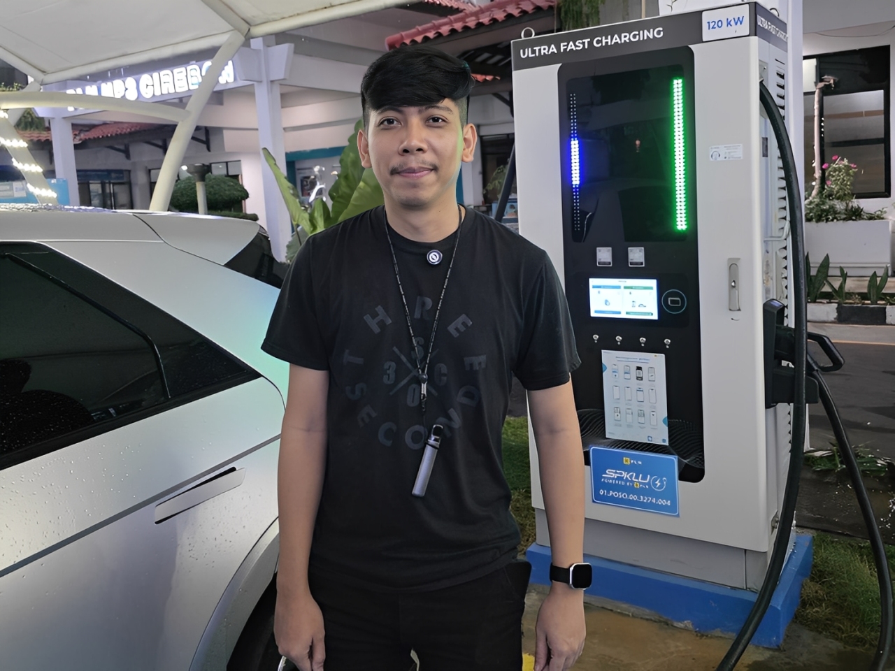 David Sulistio, pemudik asal Jakarta Utara, mengisi daya kendaraan listrik di SPKLU Center Cirebon, Selasa (23 Desember 2025).