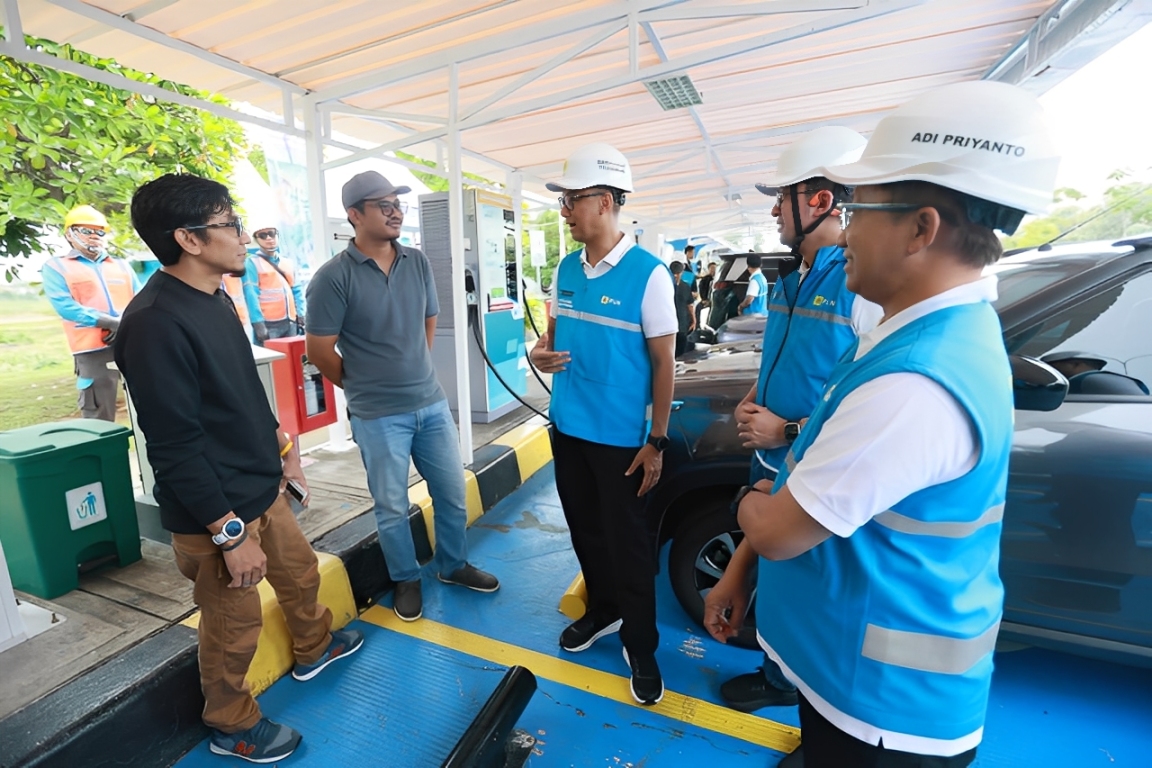 Direktur Utama PLN Darmawan Prasodjo meninjau layanan pengisian daya kendaraan listrik di Rest Area KM 275A Tol Trans Jawa, Tegal, Jawa Tengah, Rabu (24 Desember 2025).
