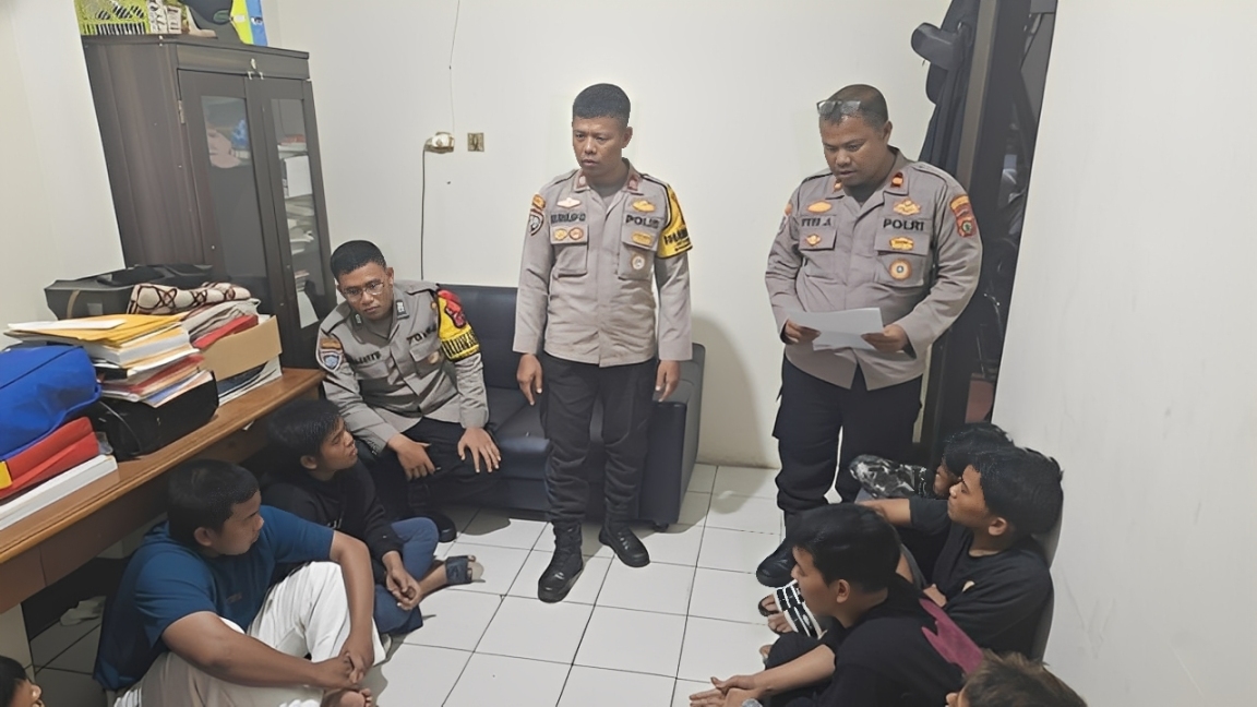 Petugas kepolisian memberikan pembinaan kepada sejumlah remaja konvoi motor yang diamankan.