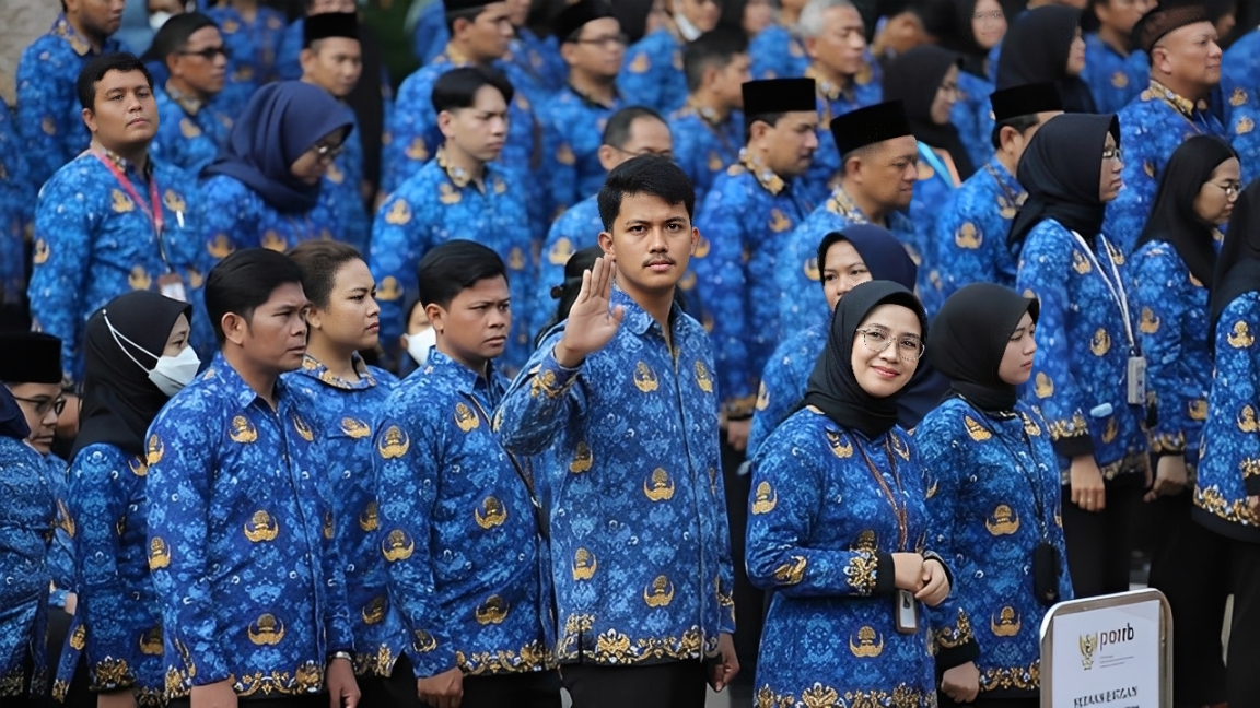 Aparatur Sipil Negara (ASN) mengikuti apel bersama dengan mengenakan seragam Korpri biru di Balikpapan.