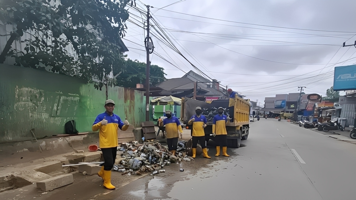 Tim Hantu Banyu Dinas PUPR Samarinda melaksanakan normalisasi drainase di sepanjang Jalan Pramuka, Samarinda, Selasa (30 Desember 2025).