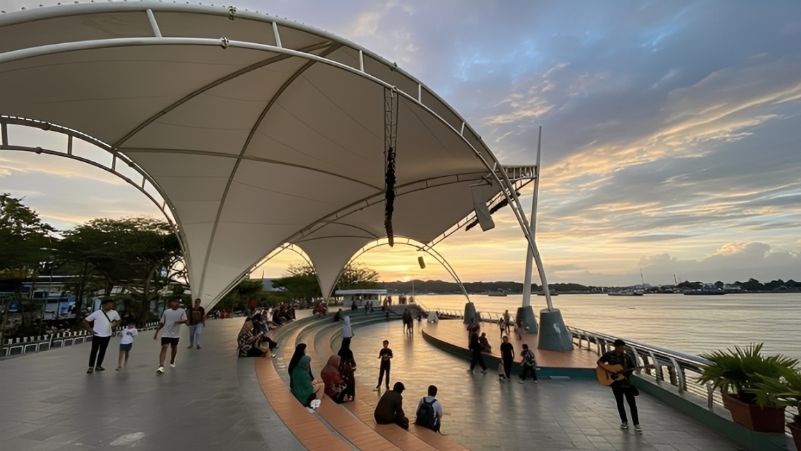 Suasana Teras Samarinda di tepi Sungai Mahakam, kawasan yang akan menjadi salah satu titik fokus perayaan Tahun Baru 2026.