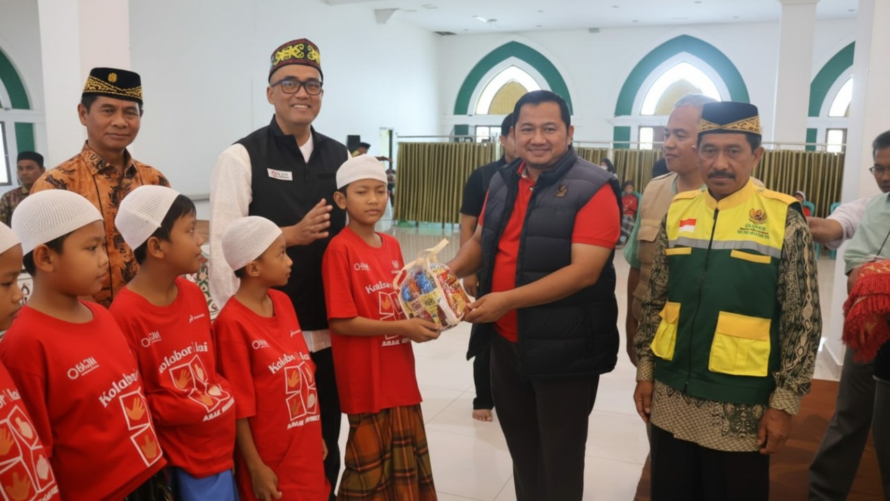 Bupati PPU Mudyat Noor meninjau langsung khitan massal 2025 di Masjid Islamic Center Nipah-Nipah, penuh kepedulian dan kebersamaan.