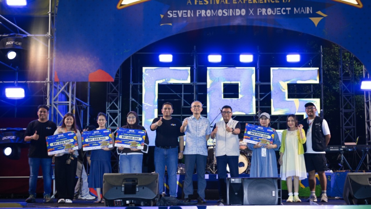 Suasana padat pengunjung di Culinary Playland Samarinda 2025 dengan tenant UMKM dan transaksi QRIS aktif.