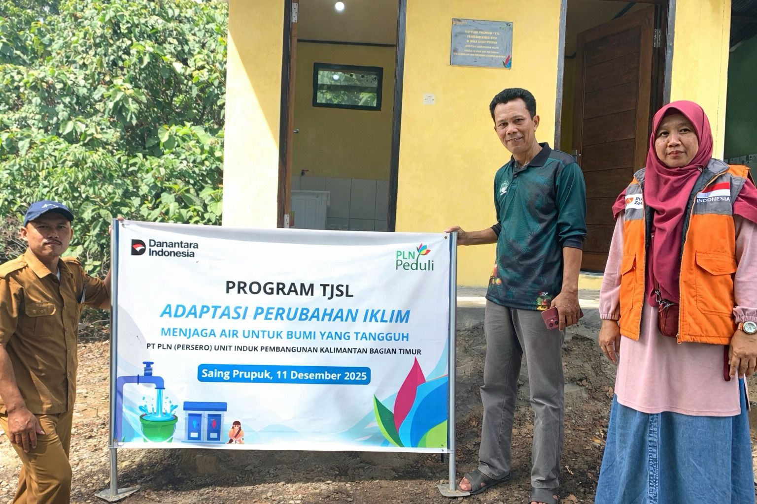 PLN UIP KLT bersama perangkat desa dan masyarakat di Desa Saing Prupuk, Kecamatan Batu Engau, Kabupaten Paser, Kalimantan Timur.
