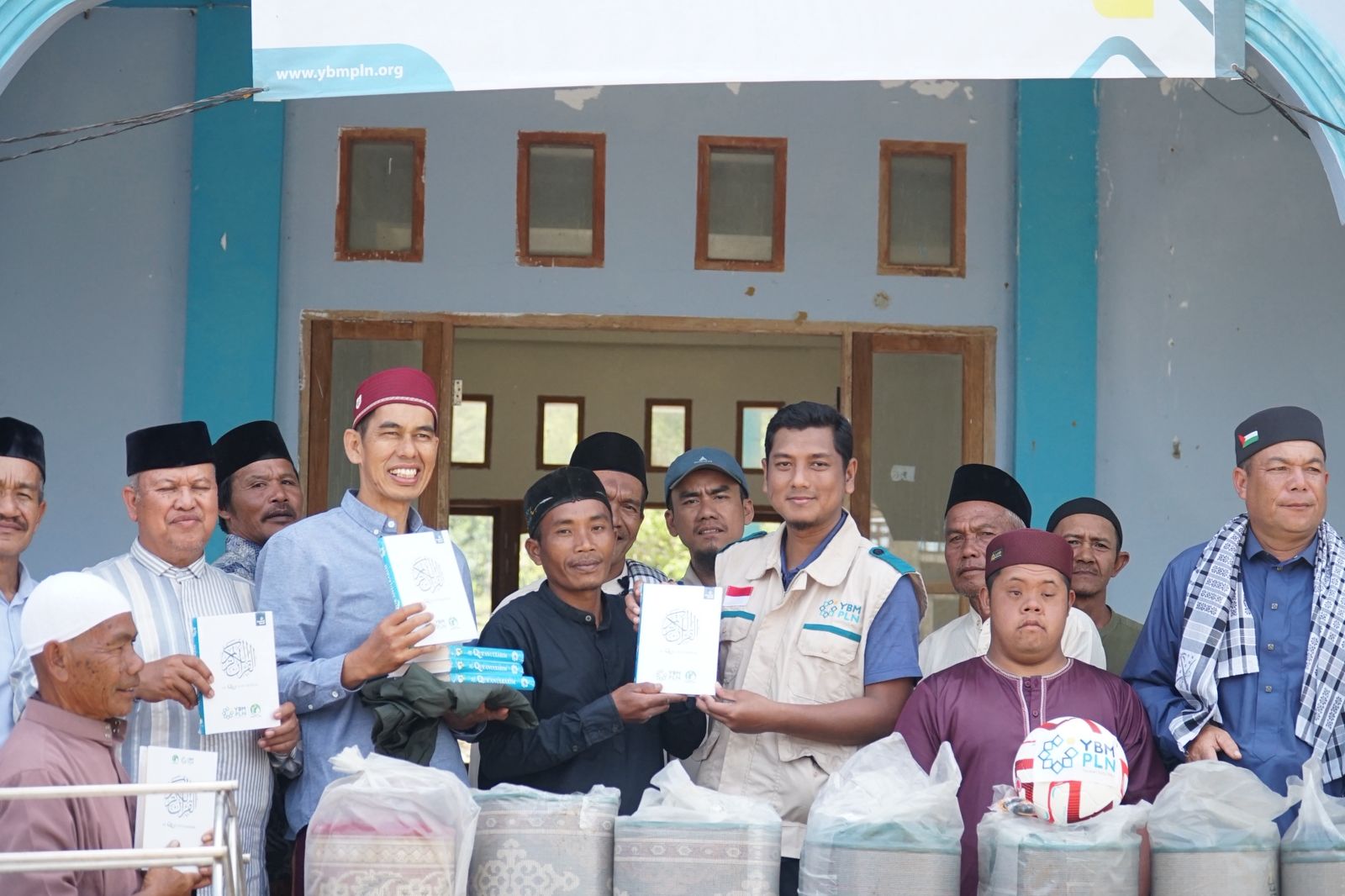 PLN menyalurkan peralatan ibadah ke Masjid Nasara Akmal, Desa Nosar, Takengon, Aceh Tengah, untuk menunjang kenyamanan jamaah.